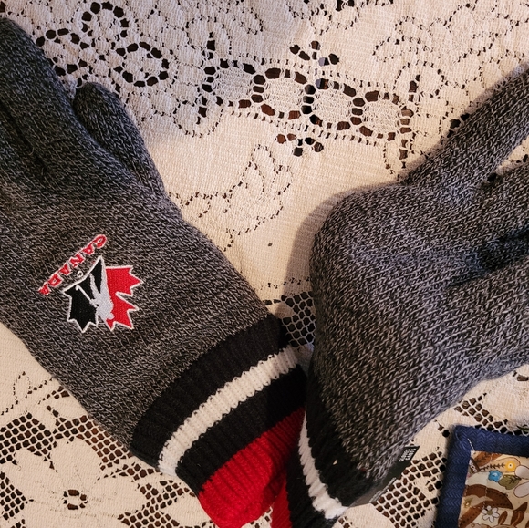 NEW!NHL licensed lined gloves/ new with tags/unisex? - Picture 3 of 5